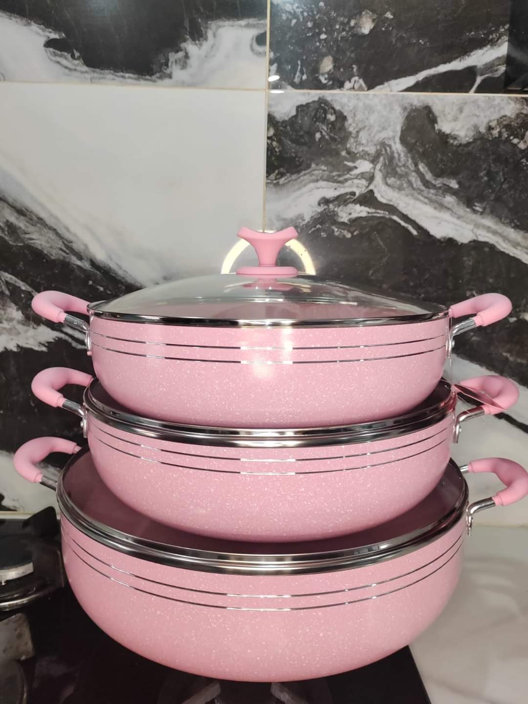 Cazuelas rosas apilables con tapa